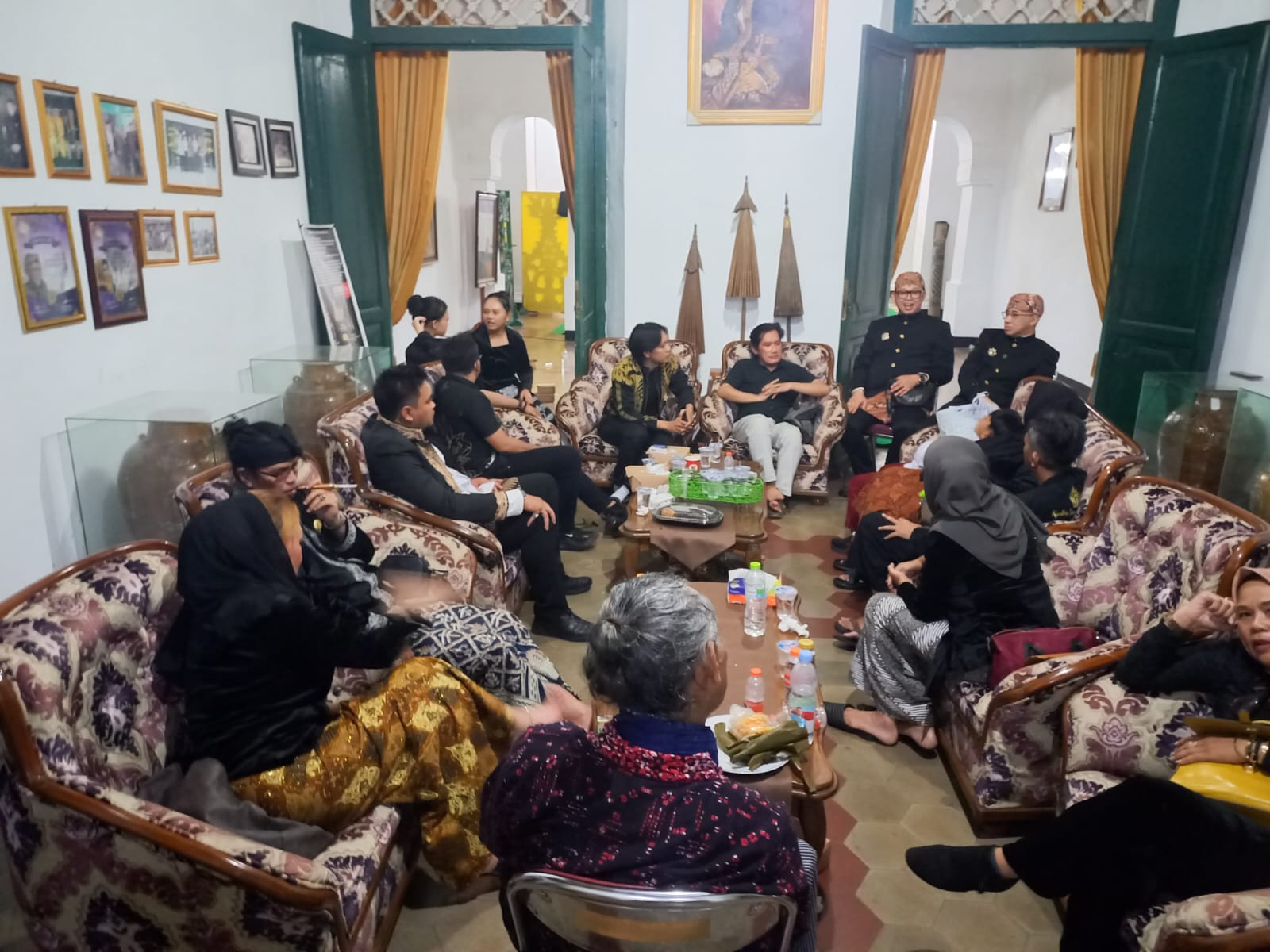Rangkaian kegiatan Festival Tradisi Karaton Sumedang Larang 2025 berlangsung meriah dan khidmat. Acara diawali dengan Gala Dinner di Bale Agung Srimanganti, Senin malam (25/8), yang dihadiri ratusan tamu undangan, termasuk tokoh-tokoh adat dari berbagai daerah di luar Kabupaten Sumedang.