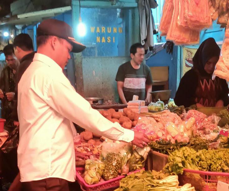 Kepala UPTD Pasar Tanjungsari, Muhammad Nasir, mengungkapkan kondisi terkini kebutuhan pangan dan bahan pokok di Pasar Tanjungsari. Dalam keterangannya di ruang kerja, Rabu (27/8/2025), ia memastikan ketersediaan pangan masih stabil meskipun terjadi kenaikan harga pada beberapa komoditas.