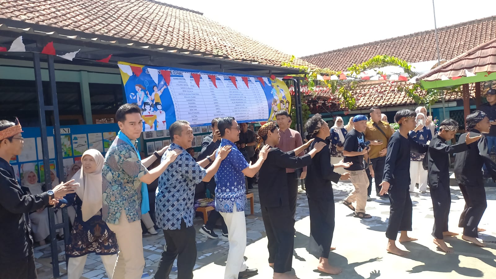 Suasana hangat dan meriah menyambut kedatangan Wakil Bupati Sumedang, M. Fajar Aldila, saat melakukan monitoring sarana prasarana di SMPN 2 Tanjungsari, Kamis (28/8). Para siswa menyambut orang nomor dua di Sumedang itu dengan penuh semangat.