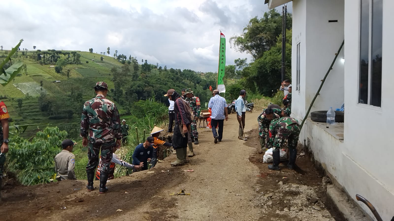 Jalan utama penghubung ibu kota Kecamatan Tanjungsari dengan Desa Cijambu nyaris terputus akibat longsor yang terjadi di Desa Kadakajaya, Selasa (19/8) sekitar pukul 17.30 WIB.