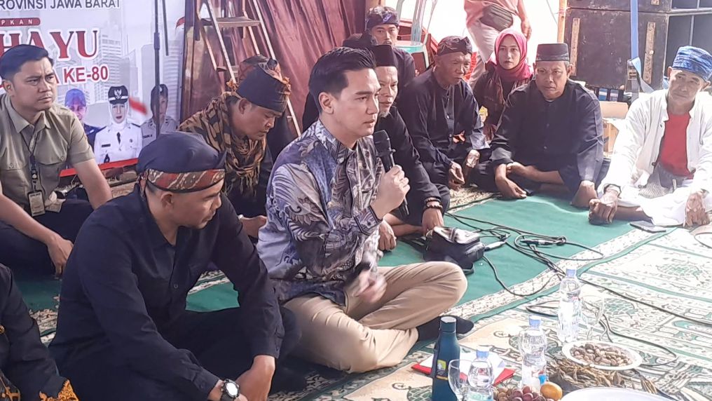 Wakil Bupati Sumedang, M. Fajar Aldila, menghadiri peringatan Hari Ulang Tahun (HUT) ke-42 Desa Sukamenak, Kecamatan Darmaraja, Kabupaten Sumedang yang digelar di kawasan Sagara Munjul, Jumat (29/8/2025).