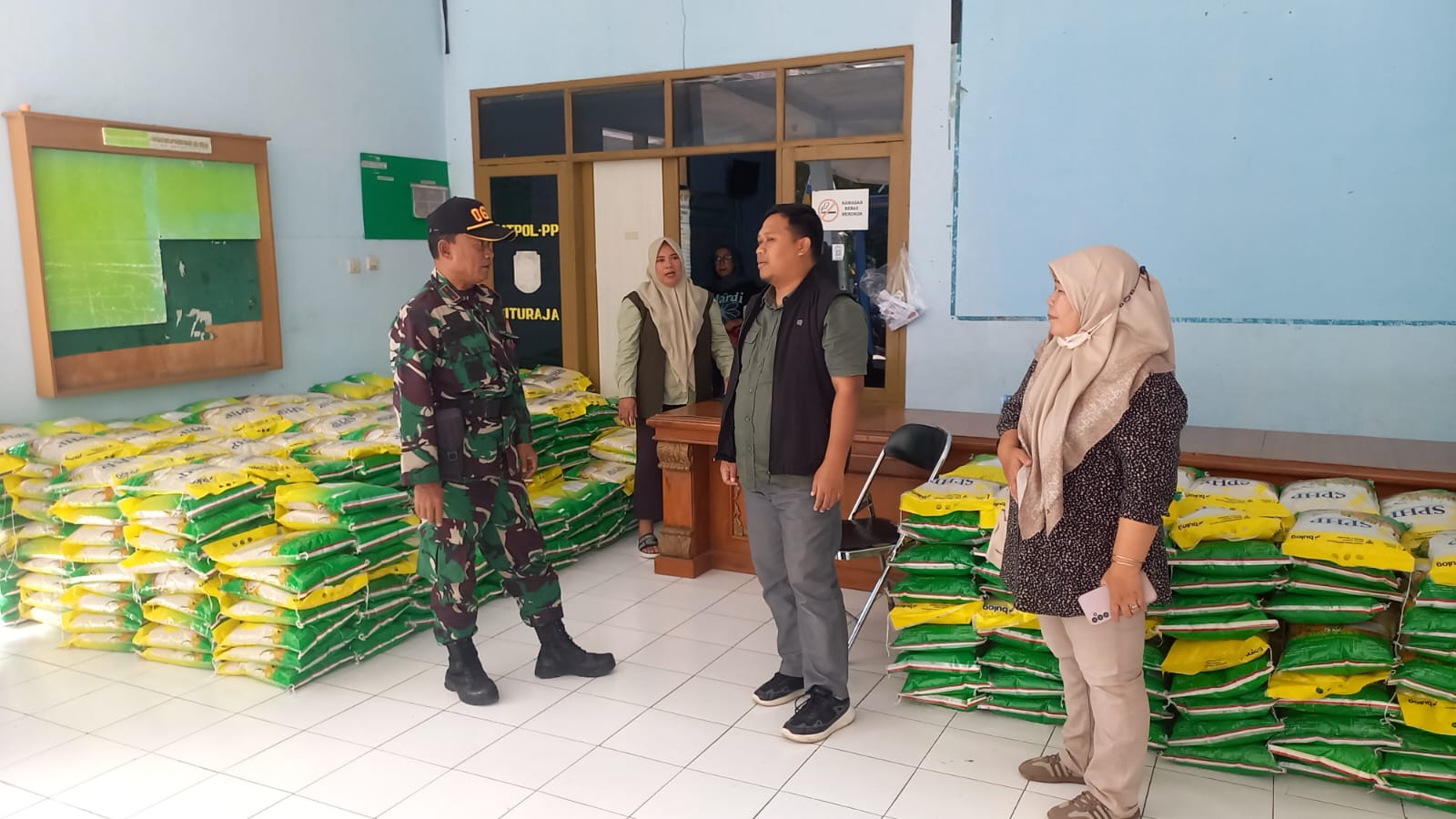 Pemerintah Kabupaten Sumedang menggelar Gerakan Pangan Murah Nasional secara serentak di seluruh kecamatan, Sabtu (30/8/2025). Kegiatan ini dibuka secara daring dari Alun-Alun Kecamatan Sumedang Utara oleh Sekretaris Daerah (Sekda) Sumedang, Dr. Hj. Tuti Ruswati.