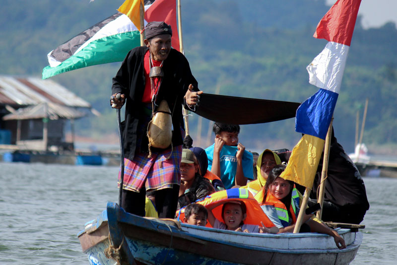 Acara Parade Parahu yang digelar Karang Taruna RW 02 Desa Karangpakuan, Kecamatan Darmaraja, di kawasan wisata Pasirtugaran, Sabtu (30/8/2025).