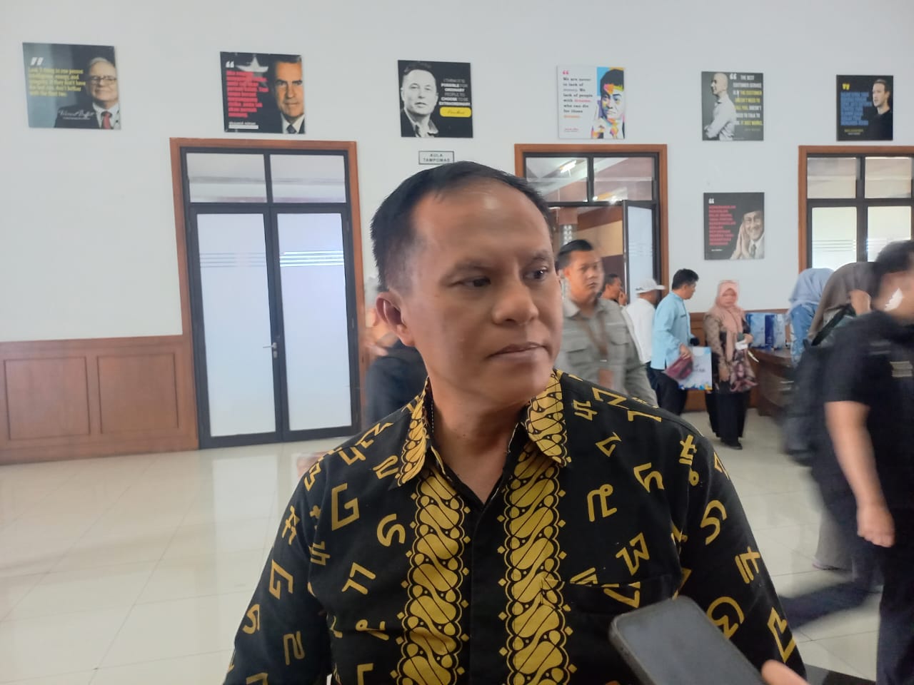 Tempat Pengolahan Akhir Sampah (TPAS) Cibeureum di Kabupaten Sumedang resmi dijatuhi sanksi administrasi oleh Kementerian Lingkungan Hidup (KLH) bersama Dinas Lingkungan Hidup (DLH) Provinsi Jawa Barat.