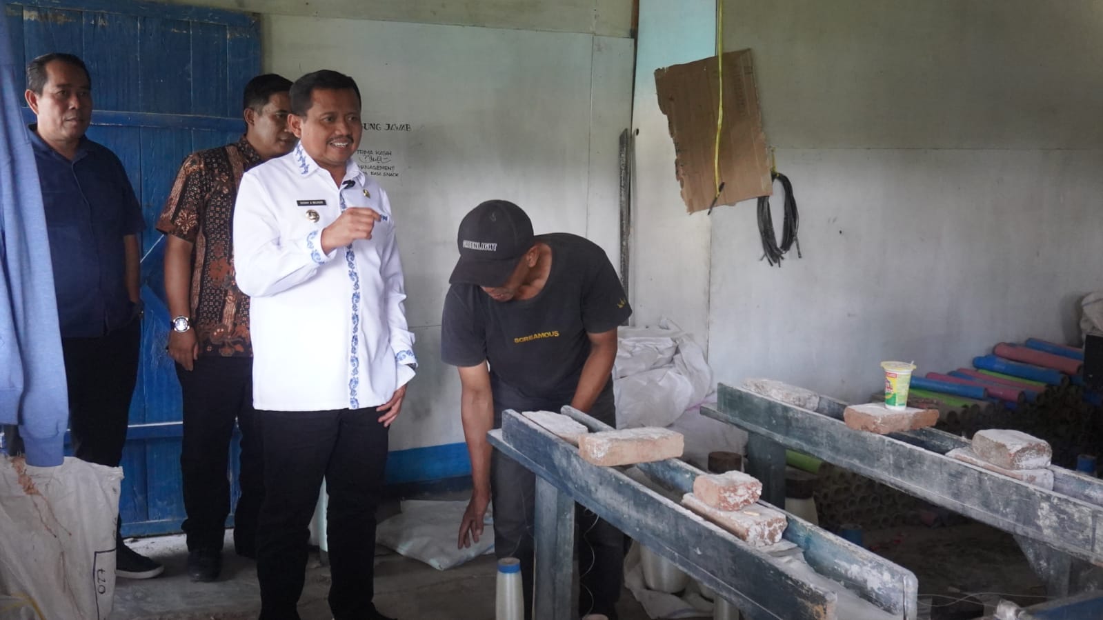 Bupati Sumedang H. Dony Ahmad Munir mengunjungi Kampung Gelasan di Desa Kutamandiri, Kecamatan Tanjungsari, Kamis (31/7/2025), untuk meninjau langsung perkembangan industri rumahan pengrajin benang gelasan yang semakin menggeliat.
