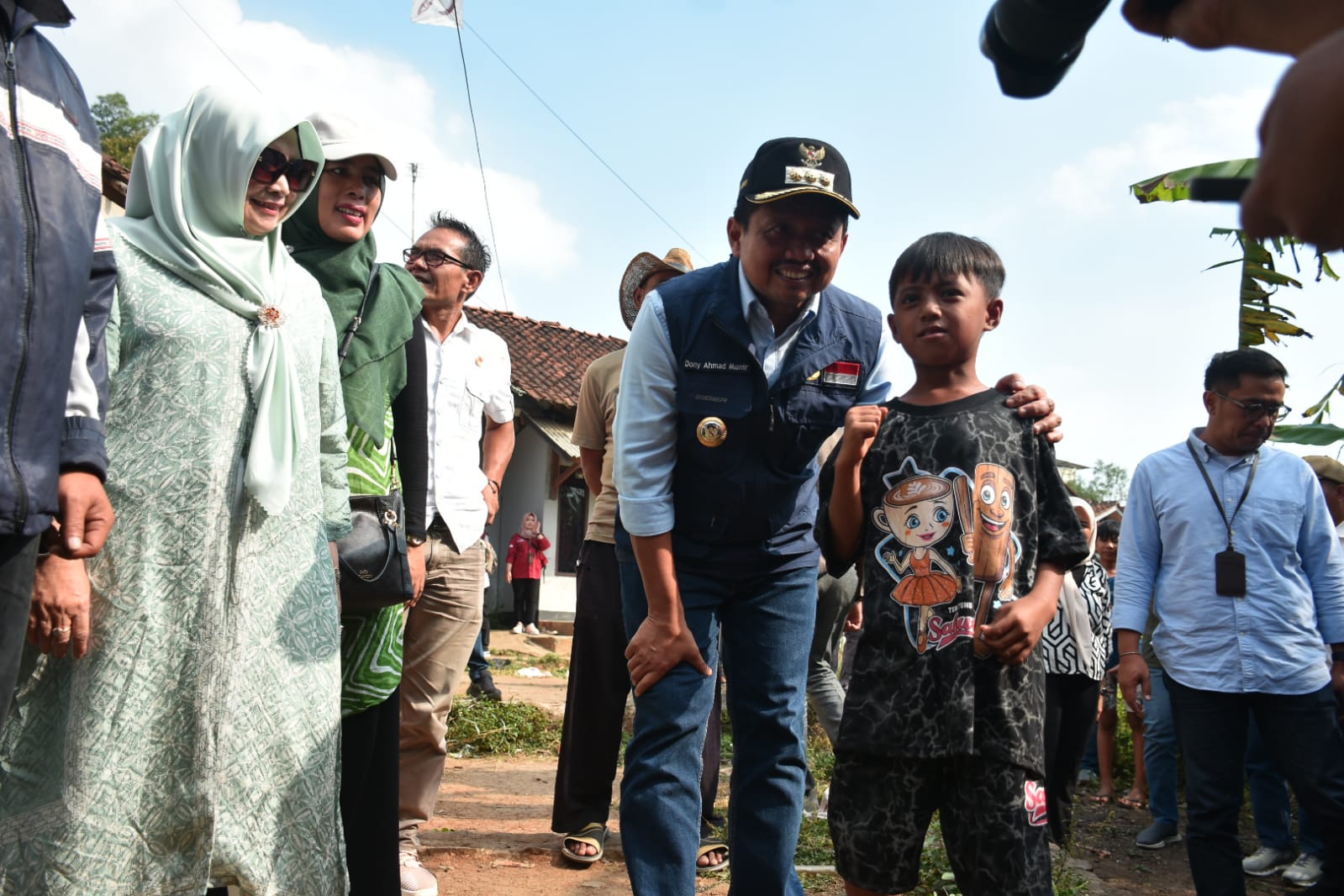 Bupati Sumedang H. Dony Ahmad Munir melakukan kunjungan langsung ke rumah-rumah calon penerima manfaat Program Sekolah Rakyat di Dusun Cibubuhan, Desa Cimanggung, Kecamatan Cimanggung, Jumat (1/8/2025).