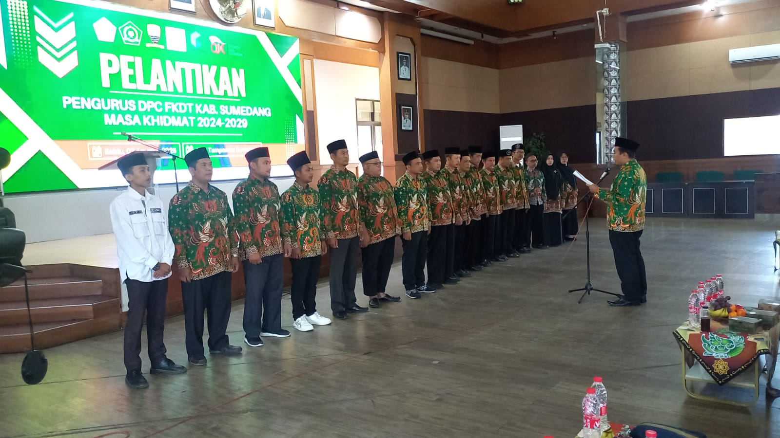 Dewan Pengurus Cabang (DPC) Forum Komunikasi Diniyah Takmiliyah (FKDT) Kabupaten Sumedang masa khidmat 2024–2029 resmi dilantik oleh Wakil Ketua Umum DPP FKDT, H. Asep Ely Gunawan, di Aula Tampomas IPP Setda Sumedang, Sabtu (2/8/2025).
