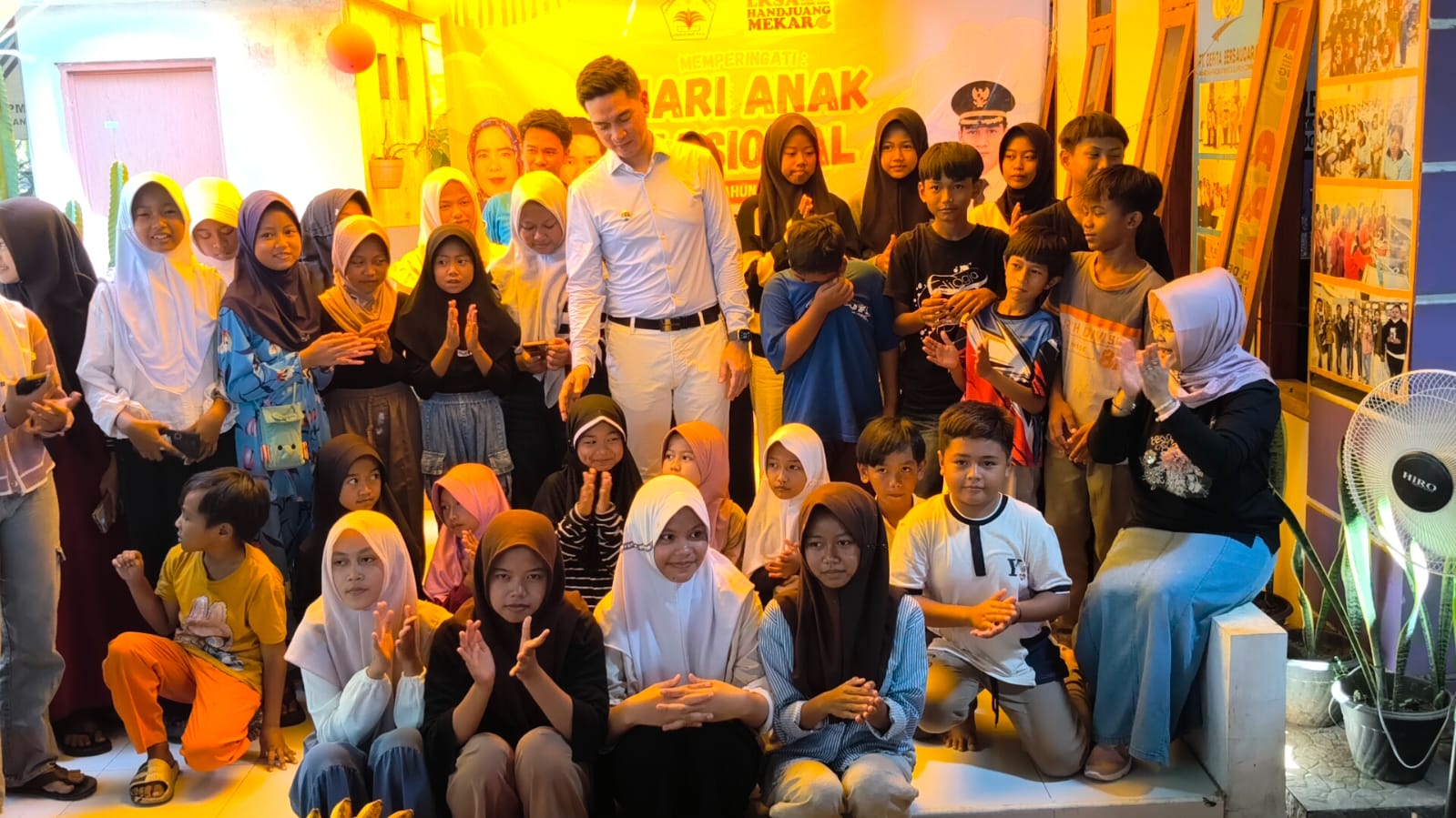 Wakil Bupati Sumedang, M. Fajar Aldila, menghadiri peringatan Hari Anak Nasional (HAN) 2025 yang digelar oleh Yayasan LKSA Hanjuang Mekar di Sekretariat Yayasan, Kecamatan Ujungjaya, Minggu (3/8/2025).