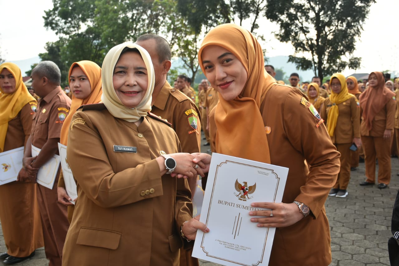 Sekretaris Daerah (Sekda) Kabupaten Sumedang, Tuti Ruswati, memimpin apel pagi gabungan yang digelar di Lapangan Upacara Setda, Senin (4/8/2025).