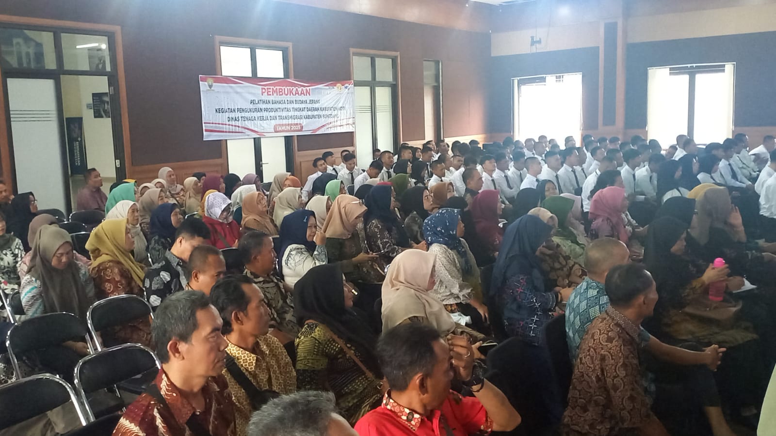 Wakil Bupati Sumedang, M. Fajar Aldila, secara resmi membuka kegiatan Pelatihan Bahasa dan Budaya Jepang dalam rangka Pengukuran Produktivitas Tingkat Daerah Kabupaten/Kota yang diselenggarakan oleh Dinas Tenaga Kerja dan Transmigrasi (Disnakertrans) Kabupaten Sumedang. Kegiatan berlangsung di Aula Tampomas IPP Setda Sumedang, Senin (4/8/2025), dan disambut antusias oleh ratusan peserta serta para orang tua.