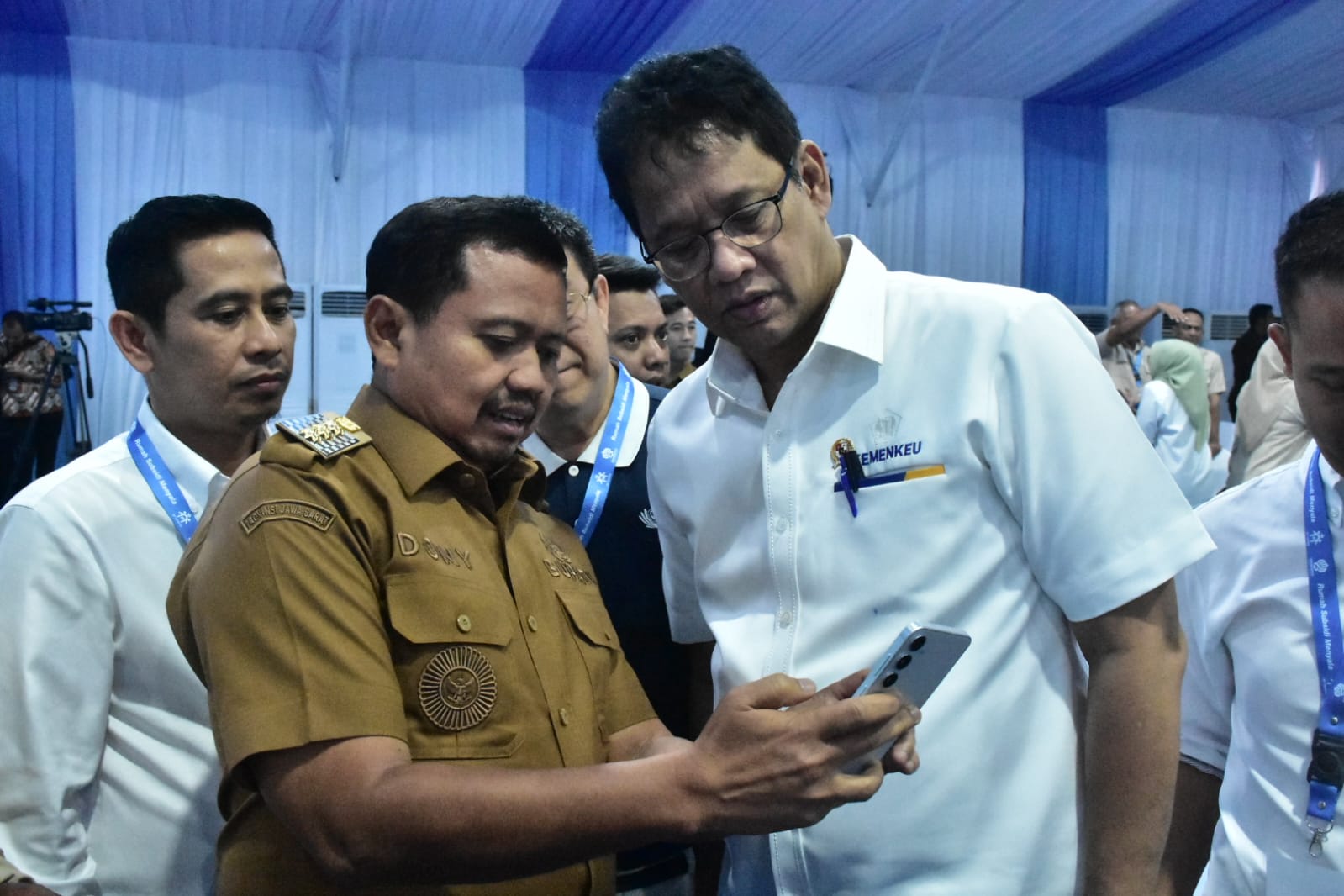 Bupati Sumedang Dony Ahmad Munir memanfaatkan momen peresmian Akad Massal 26 ribu unit KPR Sejahtera Fasilitas Likuiditas Pembiayaan Perumahan (FLPP) di Cileungsi, Bogor, Senin (29/9/2025), untuk mempresentasikan Dashboard Keuangan Pemkab Sumedang kepada Menteri Keuangan Purbaya Yudhi Sadewa.