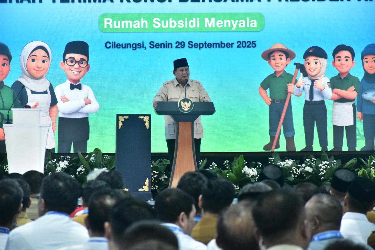 Bupati Sumedang Dony Ahmad Munir menghadiri peresmian akad massal 26 ribu unit Kredit Pemilikan Rumah (KPR) Sejahtera Fasilitas Likuiditas Pembiayaan Perumahan (FLPP) sekaligus serah terima kunci yang digelar di Perumahan Pesona Kahuripan 10, Cileungsi, Bogor, Jawa Barat, Senin (29/9/2025).