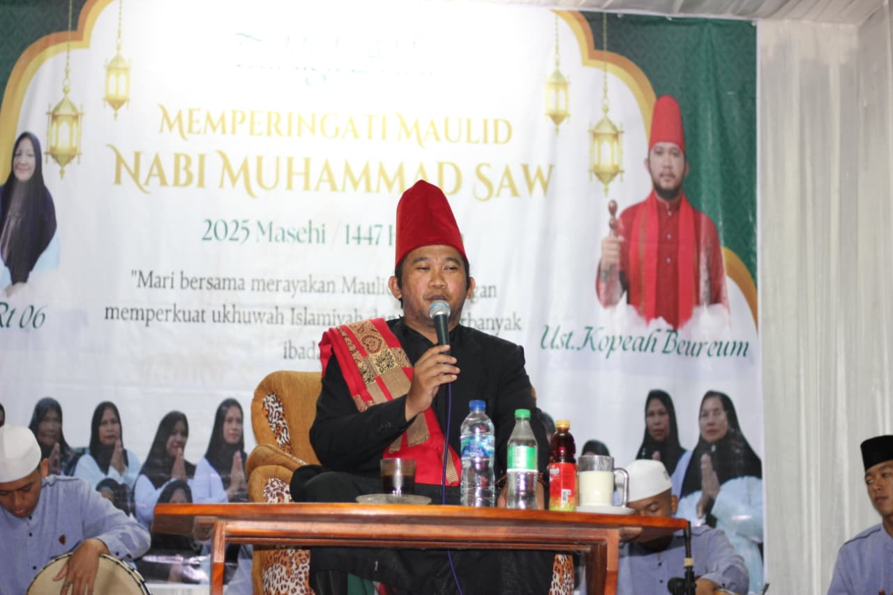 Ratusan warga Kampung Lebak Muncang RT 006 RW 002, Desa Karangpakuan, Kabupaten Sumedang, mengikuti pengajian Maulid Nabi Muhammad SAW yang digelar pada Sabtu (27/9).
