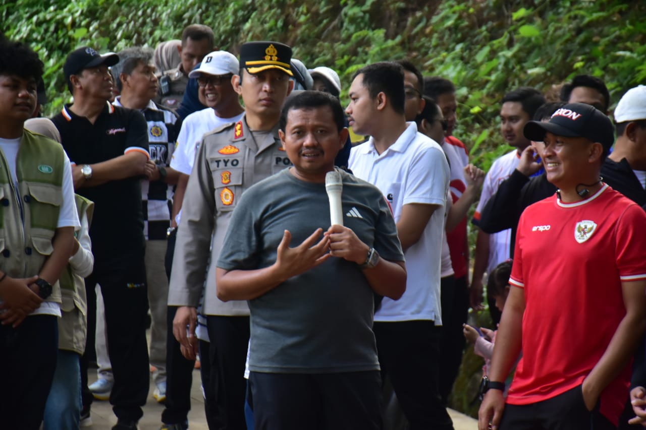 Bupati Sumedang, Dony Ahmad Munir, menantang Dinas Lingkungan Hidup dan Kehutanan (DLHK) untuk melakukan penataan menyeluruh di kawasan Taman Hutan Raya (Tahura) Gunung Kunci.