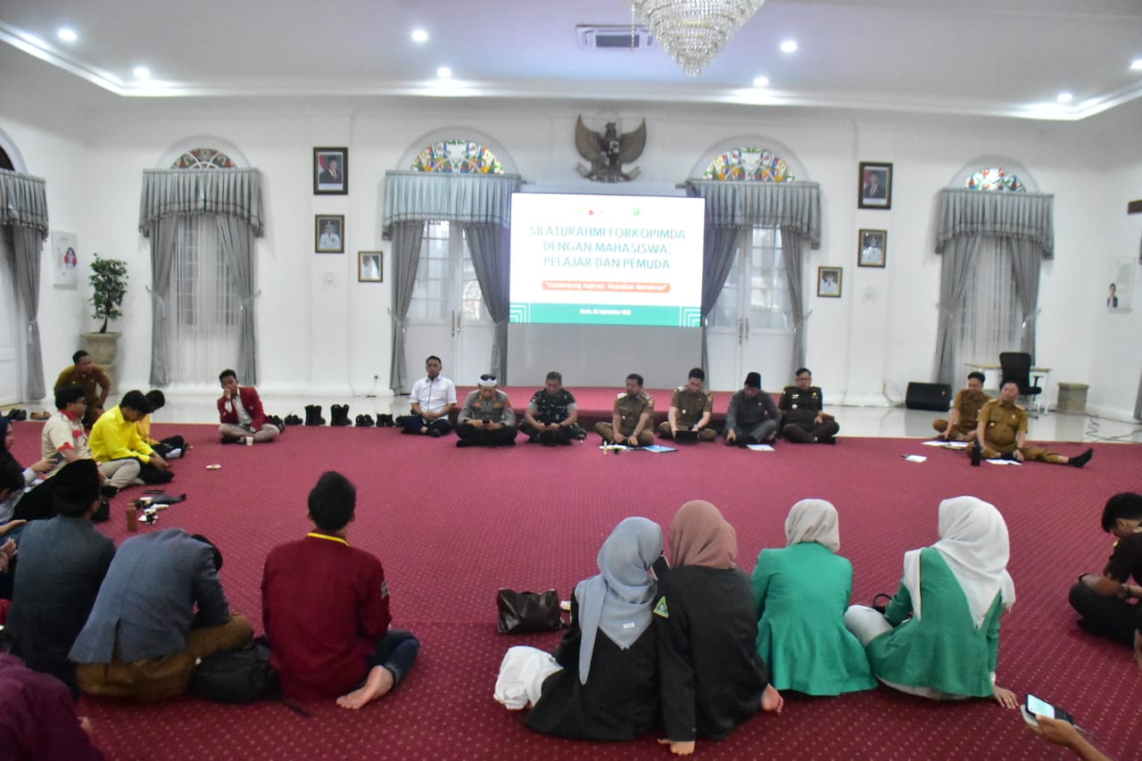 Pemerintah Daerah (Pemda) Kabupaten Sumedang secara resmi membuka ruang dialog yang luas dan berkelanjutan bagi generasi muda. Komitmen ini diwujudkan melalui Silaturahmi Forkopimda (Forum Koordinasi Pimpinan Daerah) dengan tema ‘Menampung Aspirasi, Wujudkan Demokrasi’ yang digelar di Gedung Negara, Senin (8/9/2025).