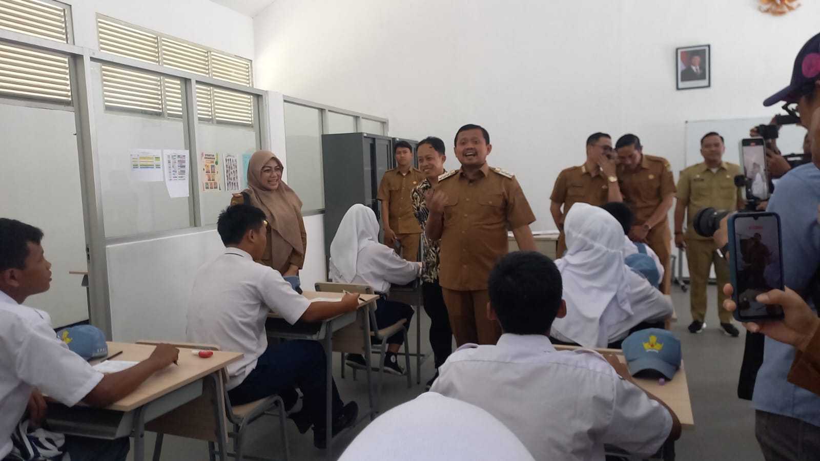 Bupati Sumedang, Dr. H. Dony Ahmad Munir, S.T., M.Si., melakukan kunjungan monitoring langsung ke Sekolah Rakyat Terintegrasi (SRT) 4 di Desa Rancamulya, Kecamatan Sumedang Utara, Selasa (9/9/2025).