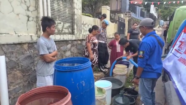 Koperasi Desa Merah Putih (KDMP) Desa Darmaraja bersama Badan Usaha Milik Desa (Bumdes) Darmaraja menyalurkan bantuan air bersih kepada warga Dusun Cibarengkok, Desa Darmaraja, Kecamatan Darmaraja, yang selama tiga minggu terakhir mengalami kekurangan air bersih.