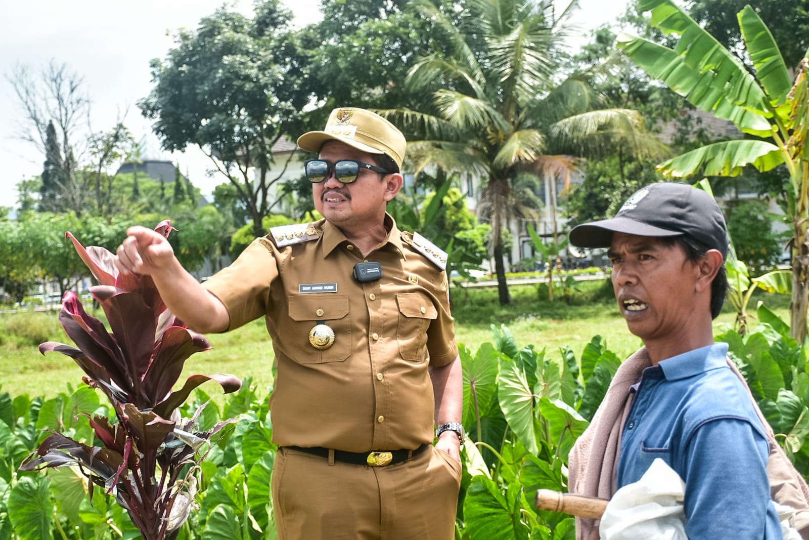 Bupati Sumedang, Dony Ahmad Munir, meninjau langsung lokasi landing para pilot paralayang untuk ajang West Java Paragliding Championship 2025, Senin (15/9/2025).