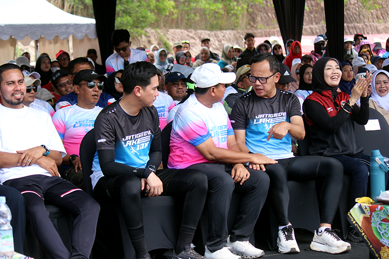 Wakil Menteri Dalam Negeri (Wamendagri) Bima Arya Sugiarto menghadiri dan mengikuti rangkaian kegiatan Festival Pesona Jatigede 2025 yang digelar di Lingkar Utara Jatigede, Blok Pasiringkik, Desa Pajagan, Kecamatan Cisitu, Kabupaten Sumedang, Sabtu (20/9/2025).