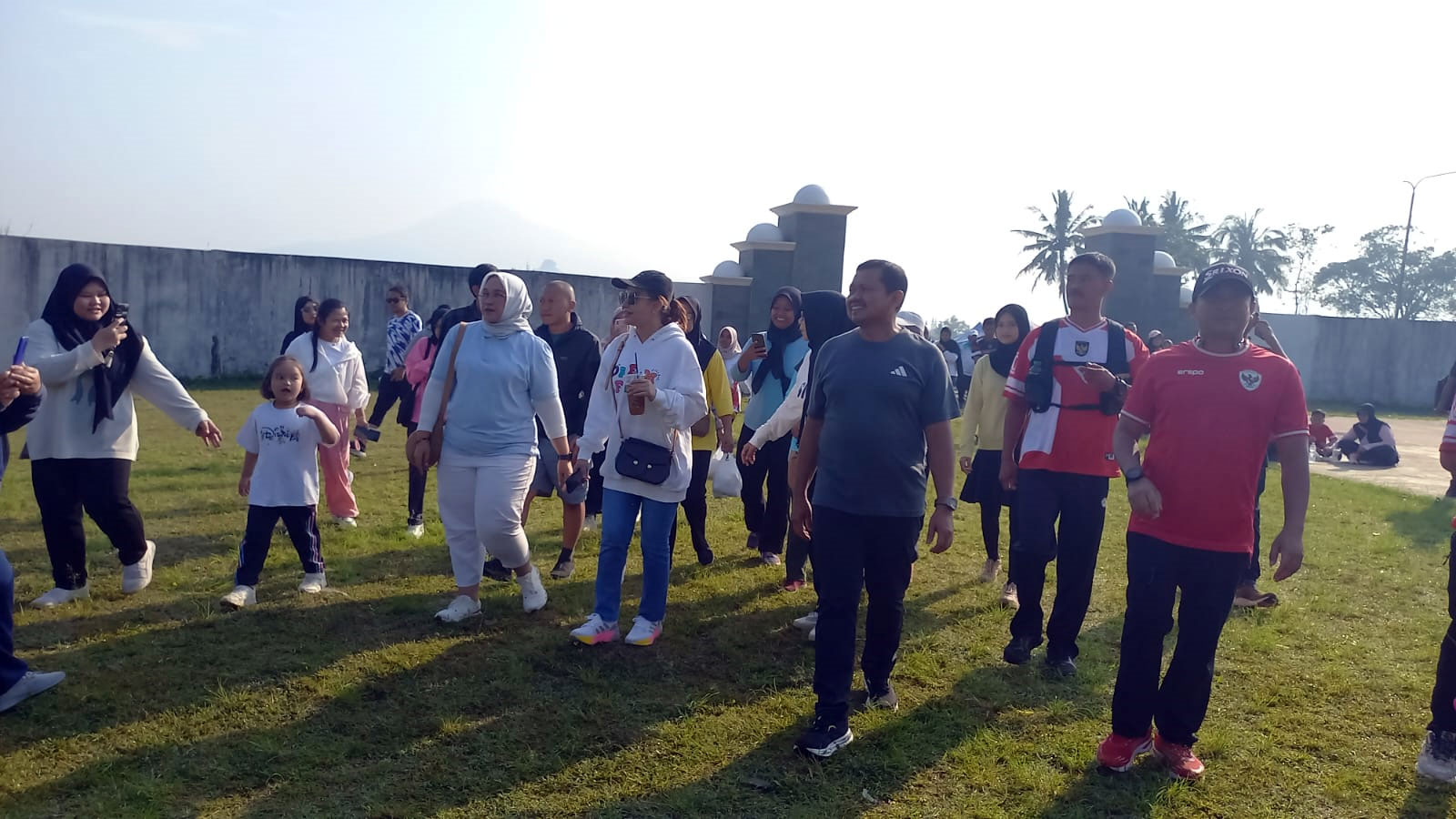 Penyanyi nasional asal Sumedang, Rossa, memeriahkan kegiatan Gerakan Sumedang Geulis Pemberdayaan UMKM Bersama Teh Rossa yang digelar di SOR Cigugur, Jumat (05/09/2025). Kehadiran diva pop Indonesia ini berhasil menyedot perhatian ribuan warga, dari anak-anak hingga orang dewasa, yang rela mengantre untuk menikmati makanan dan minuman gratis yang disediakan panitia.