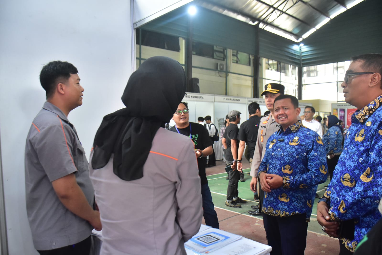 Sebanyak 1.600 lowongan kerja dari berbagai perusahaan tersedia dalam Job Fair yang digelar di Aula Serbaguna Mapolres Sumedang, Selasa (17/9/2025). Kegiatan yang merupakan kerja sama antara Pemda Sumedang dan Polres Sumedang ini berlangsung selama dua hari, Selasa–Rabu (17–18/9/2025).