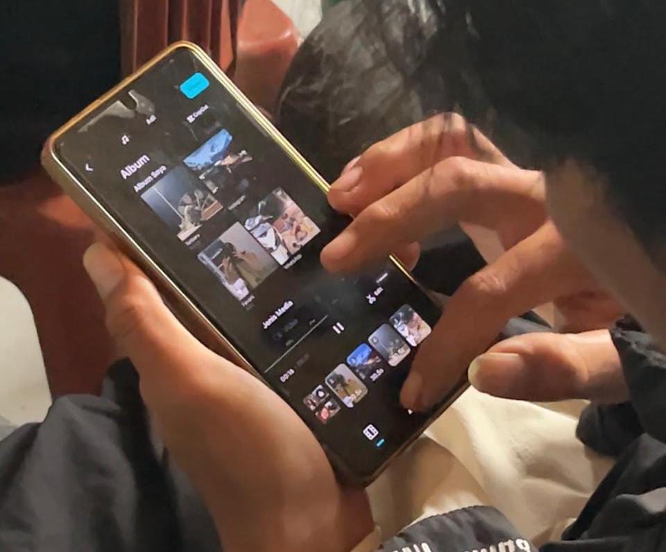 Para peserta pelatihan memperlihatkan hasil karya digital mereka dalam kegiatan yang digelar UNSAP–ISBI