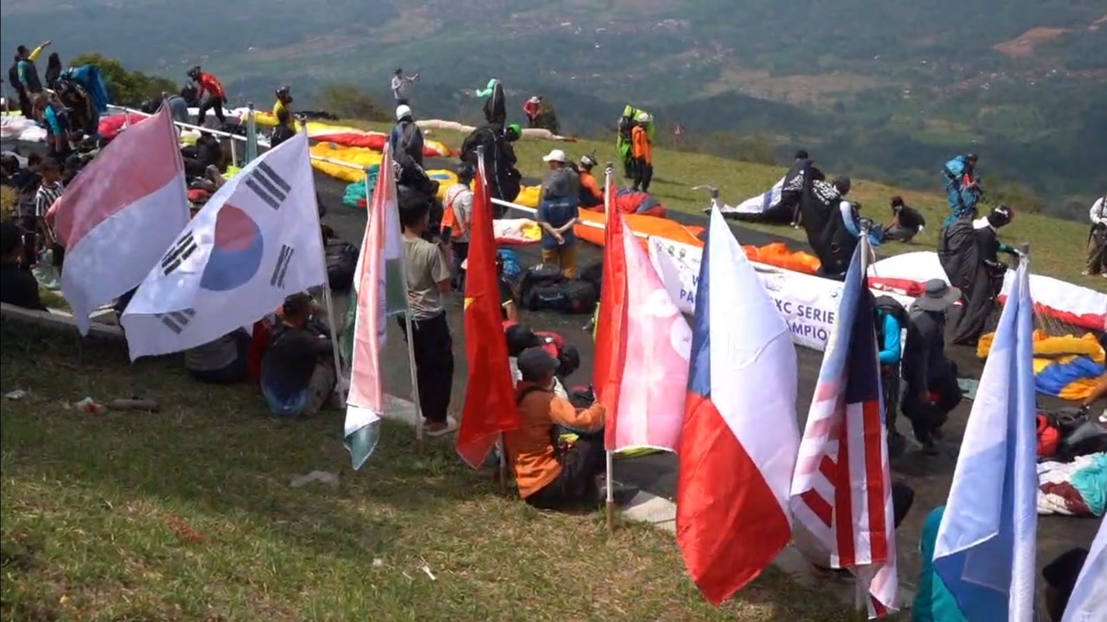 Sekretaris Kementerian Pariwisata dan Ekonomi Kreatif (Kemenparekraf) Dessy Ruhati memberikan apresiasi tinggi kepada Kabupaten Sumedang yang sukses menjadi tuan rumah West Java Paragliding Championship (WJPC) 2025.