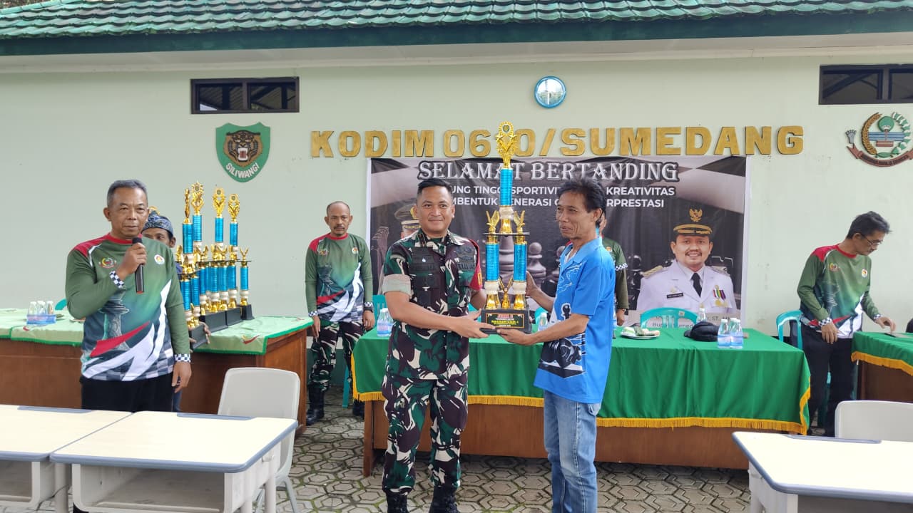Dalam rangka memperingati Hari Ulang Tahun ke-80 Tentara Nasional Indonesia (TNI), Kodim 0610/Sumedang menggelar Turnamen Catur Terbuka “Dandim Cup II” di Aula Pandawa Sakti Makodim 0610/Sumedang, Minggu (12/10/2025).