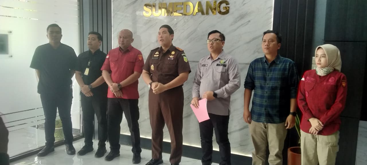 Penyidik Kejaksaan Negeri (Kejari) Sumedang resmi menetapkan dua orang tersangka dalam perkara dugaan tindak pidana korupsi pada pengadaan tanah untuk Proyek Strategis Nasional (PSN) Bendungan Cipanas di Desa Karanglayung dan Desa Ungkal, Kecamatan Conggeang, Kabupaten Sumedang.
