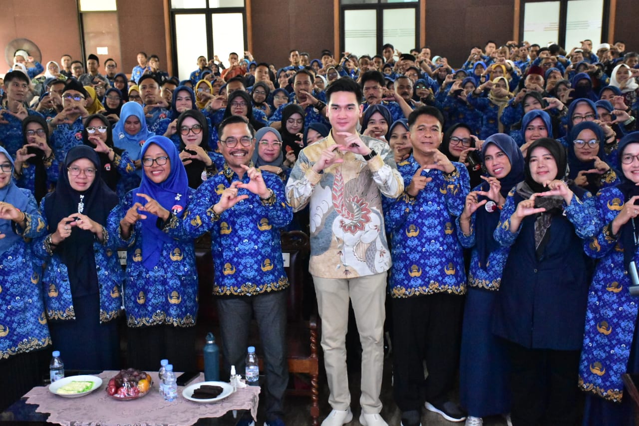 Wakil Bupati Sumedang M. Fajar Aldila membuka Seminar Nasional ‘How to Be a Great Teacher’ yang mengusung tema ‘Pengajar Belum Tentu Mengajar, Tapi Mampu Menginspirasi’ di Aula Tampomas Pusat Pemerintahan Sumedang, Jumat (17/10/2025).