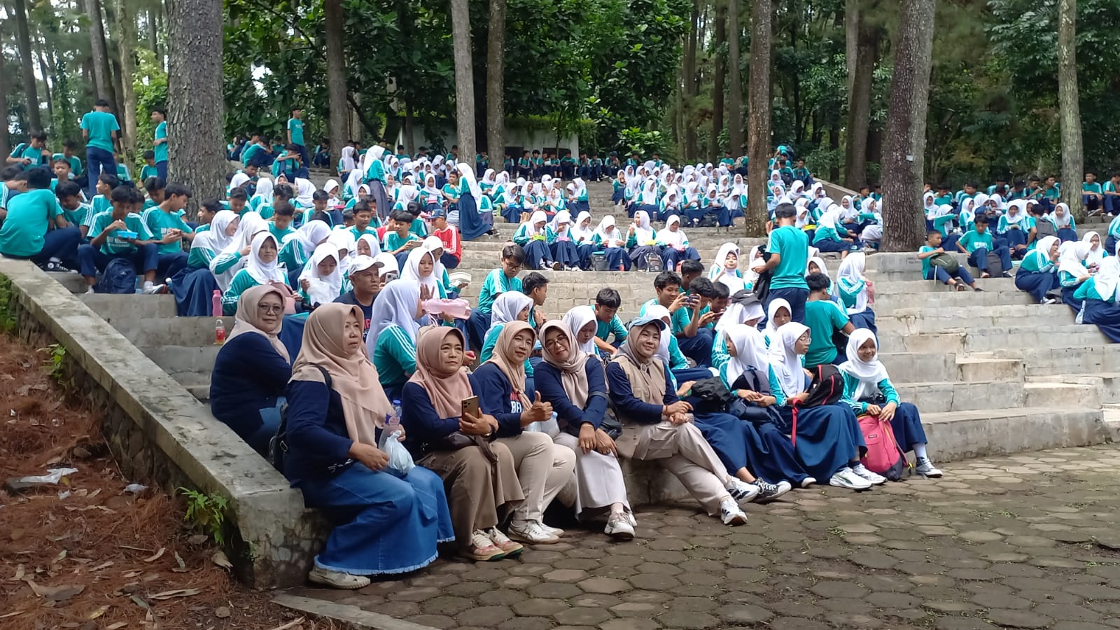 Selama tiga hari berturut-turut, SMP Negeri 5 Sumedang menggelar kegiatan Outing Class bagi siswa kelas VII, VIII, dan IX di kawasan Taman Hutan Raya (Tahura) Gunung Kunci, Sumedang, pada 20–22 Oktober 2025.