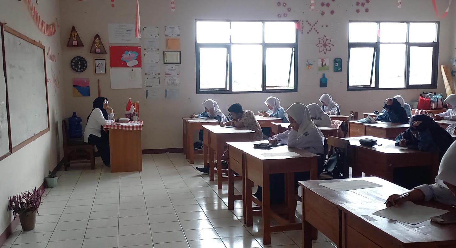 Musyawarah Guru Mata Pelajaran (MGMP) Matematika SMP Kabupaten Sumedang menyelenggarakan Kompetisi Numerasi Siswa (KOSINUS) 2025. Ajang perdana ini berlangsung di Kampus SMPN 5 Sumedang, pada Rabu (22/10/2025).
