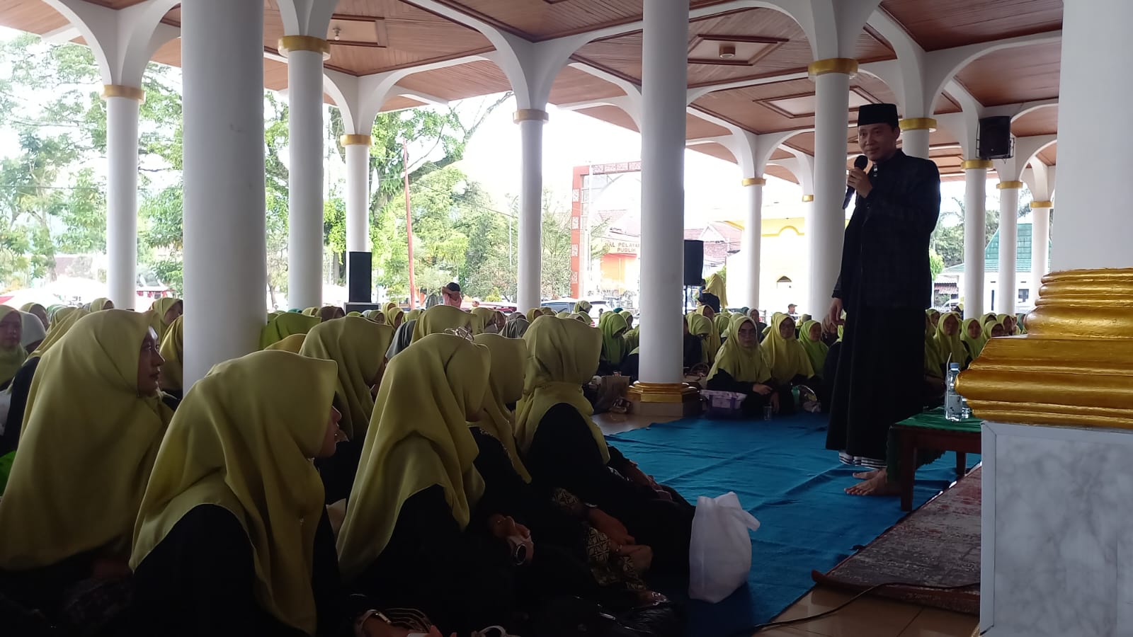 Ikatan Guru Raudhatul Athfal (IGRA) Kabupaten Sumedang menutup rangkaian peringatan Milad ke-23 dengan kegiatan Tabligh Akbar dan Penganugerahan Guru RA Berprestasi, yang digelar di pelataran Masjid Agung Sumedang, Rabu (22/10/2025).