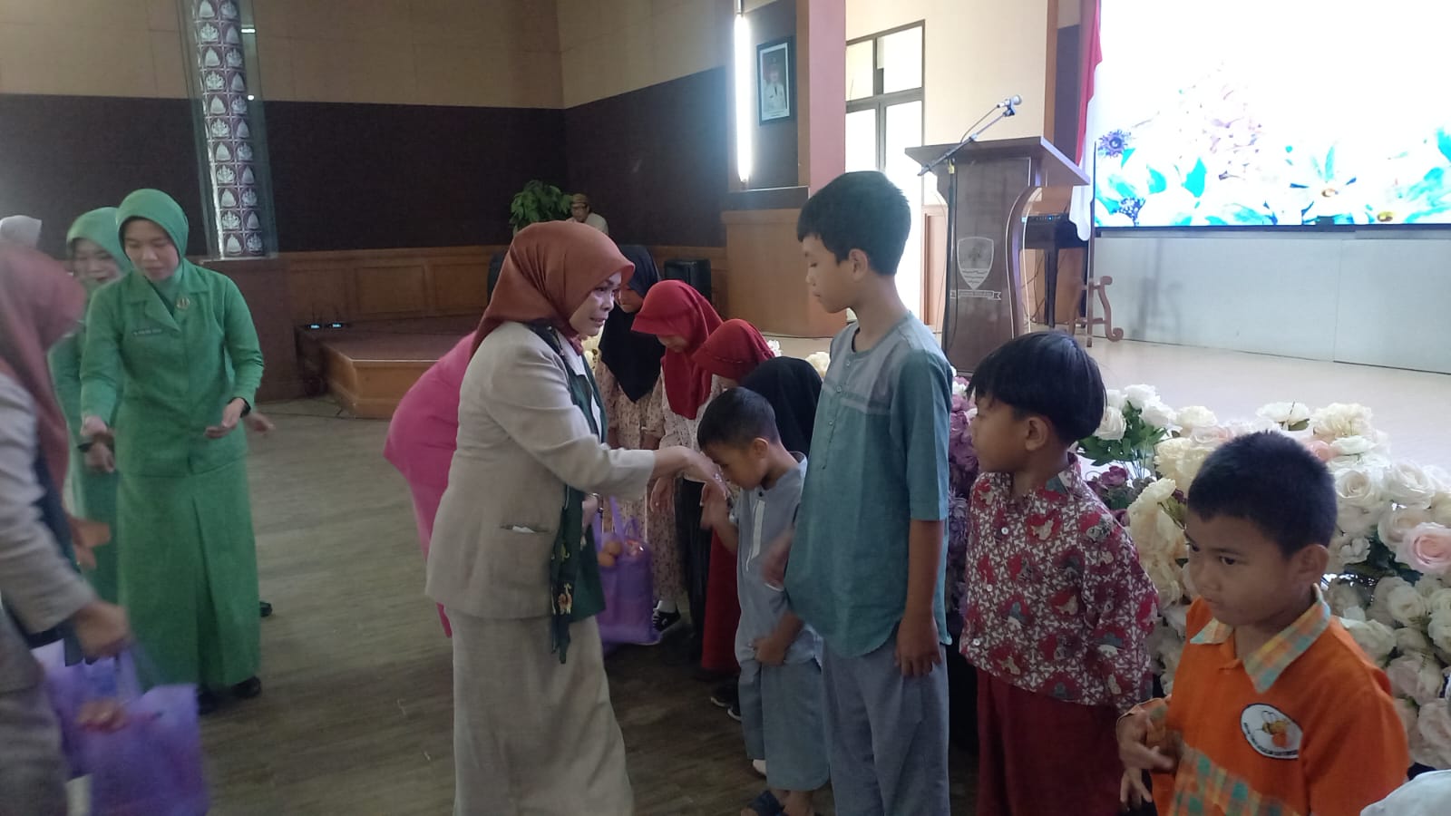 Berbagai organisasi wanita di Kabupaten Sumedang menghadiri peringatan Hari Ulang Tahun (HUT) ke-66 Gabungan Organisasi Wanita (GOW) Kabupaten Sumedang Tahun 2025, yang digelar di Aula Tampomas IPP Setda Sumedang, Rabu (29/10/2025).