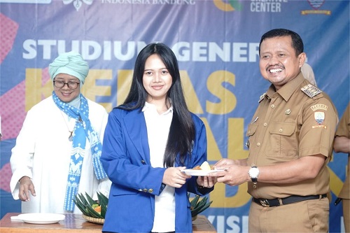 Bupati Sumedang Dony Ahmad Munir memberikan kuliah perdana bagi mahasiswa Kelas Paralel Sumedang Program Studi Televisi dan Film Institut Seni Budaya Indonesia (ISBI) Bandung yang digelar di Gedung Creative Center (GCC) Sumedang, Senin (6/10/2025).