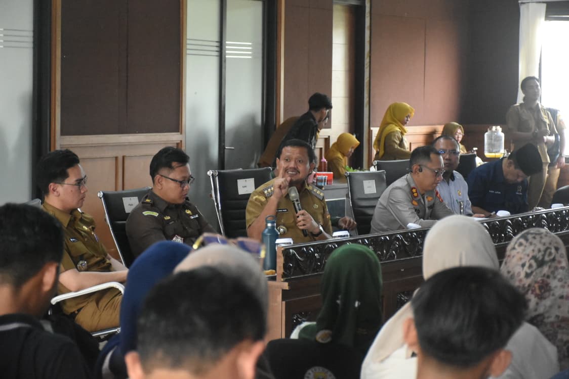 Bupati Sumedang Dony Ahmad Munir saat Rapat Koordinasi Forkopimda Evaluasi Penyelenggaraan MBG di Aula Tampomas, Senin (6/10/2025).