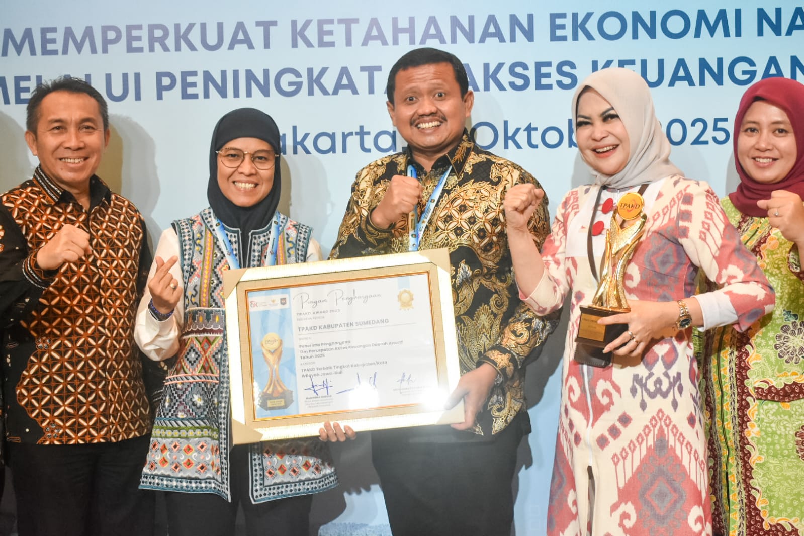 Kabupaten Sumedang berhasil meraih penghargaan TPAKD Terbaik Tingkat Kabupaten/Kota Wilayah Jawa–Bali, menjadikannya satu-satunya kabupaten terbaik di wilayah tersebut atas konsistensi, inovasi, serta komitmen daerah dalam mempercepat inklusi dan literasi keuangan masyarakat.