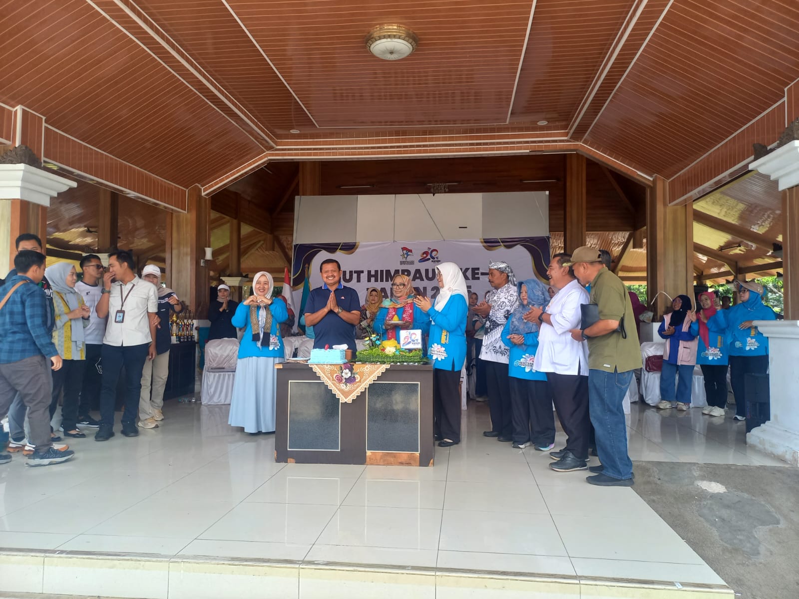 Sebanyak 1.811 anggota Himpunan Pendidik dan Tenaga Kependidikan Anak Usia Dini Indonesia (HIMPAUDI) se-Kabupaten Sumedang mengikuti acara puncak peringatan HUT ke-20 HIMPAUDI, yang digelar di Lapangan Pusat Pemerintahan Sumedang (PPS), Sabtu (11/10/2025).