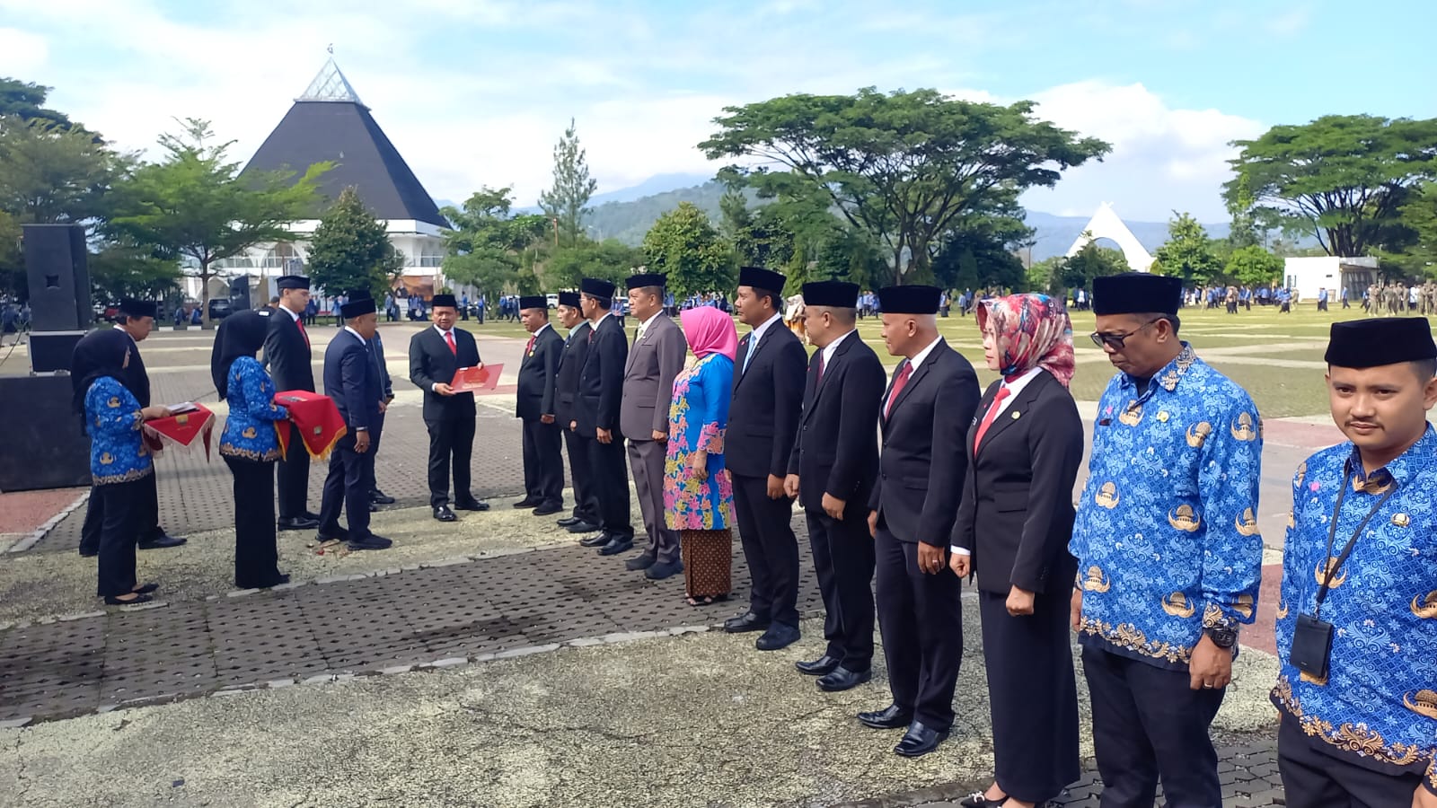 Bupati Sumedang, Dr. H. Dony Ahmad Munir, bertindak sebagai inspektur upacara pada peringatan Hari Kesaktian Pancasila Tingkat Kabupaten Sumedang Tahun 2025 yang digelar di Lapangan PPS Kabupaten Sumedang, Senin (1/10).