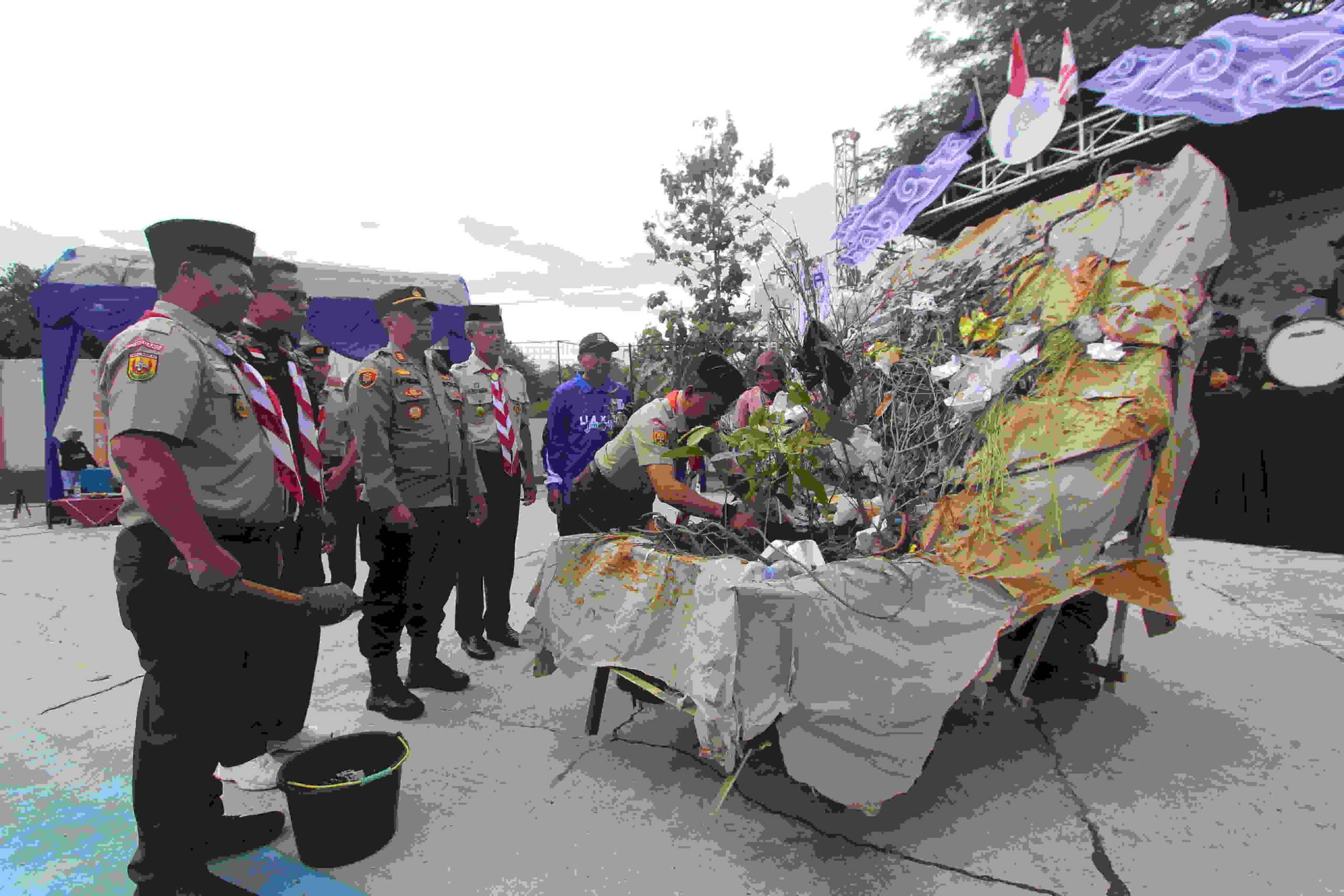 Sebanyak 1.250 peserta dari 250 sangga pramuka se-Pulau Jawa dan Bali ambil bagian dalam Lomba Lintas Alam (LLA) XXII Tahun 2025 yang digelar oleh SMAN 1 Situraja, Kabupaten Sumedang, Sabtu (25/10/2025).