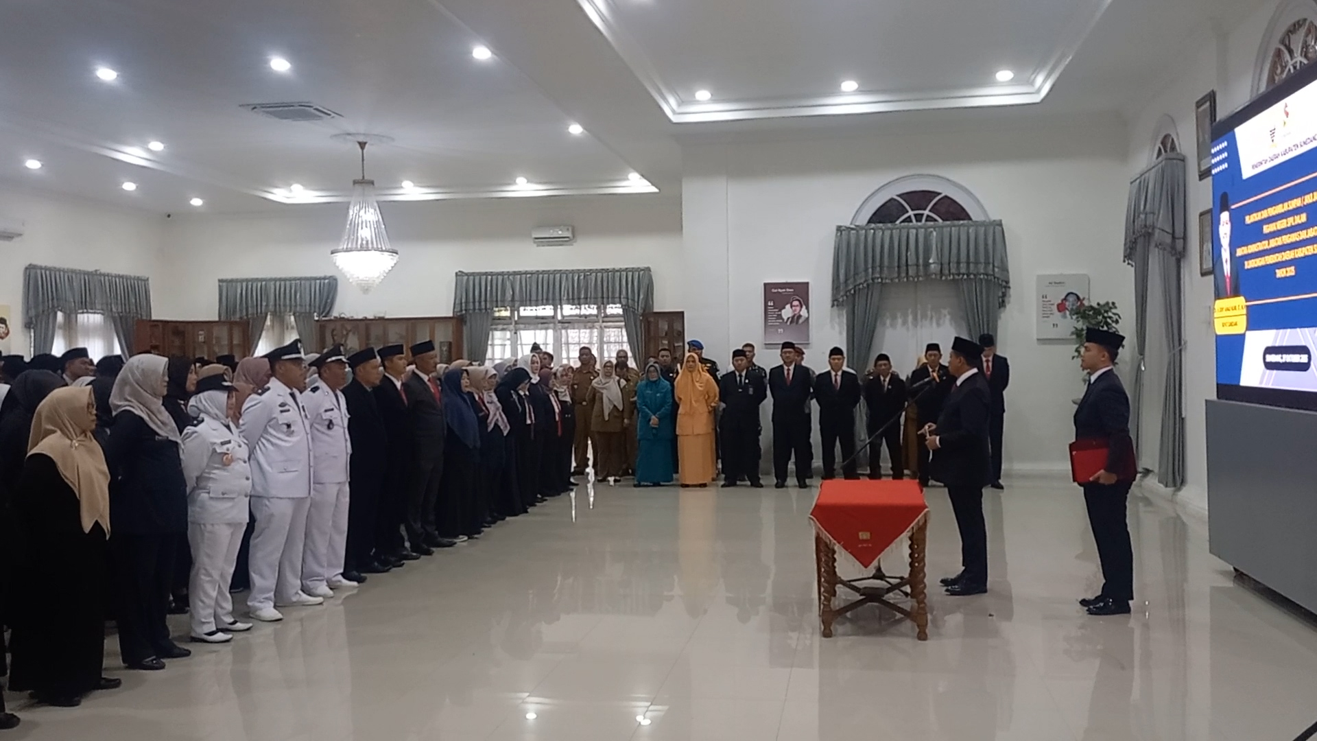 Bupati Sumedang, Dony Ahmad Munir, melakukan rotasi dan mutasi jabatan bagi jajaran pejabat di lingkungan Pemerintah Daerah Kabupaten Sumedang tahun 2025. Pelantikan dan pengambilan sumpah jabatan tersebut berlangsung di Gedung Negara Sumedang, Senin (27/10/2025).