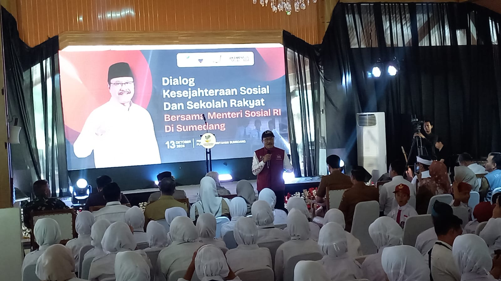 Rombongan Kunjungan Kerja Menteri Sosial Republik Indonesia, Saifullah Yusuf (Gus Ipul), didampingi oleh Sekretaris Daerah Provinsi Jawa Barat, melakukan Dialog Pilar-pilar Sosial dan Kunjungan ke Sekolah Rakyat di Kabupaten Sumedang. Rombongan diterima langsung oleh Wakil Bupati Sumedang di Pendopo Pusat Pemerintahan Sumedang (PPS), Senin (13/10/2025).
