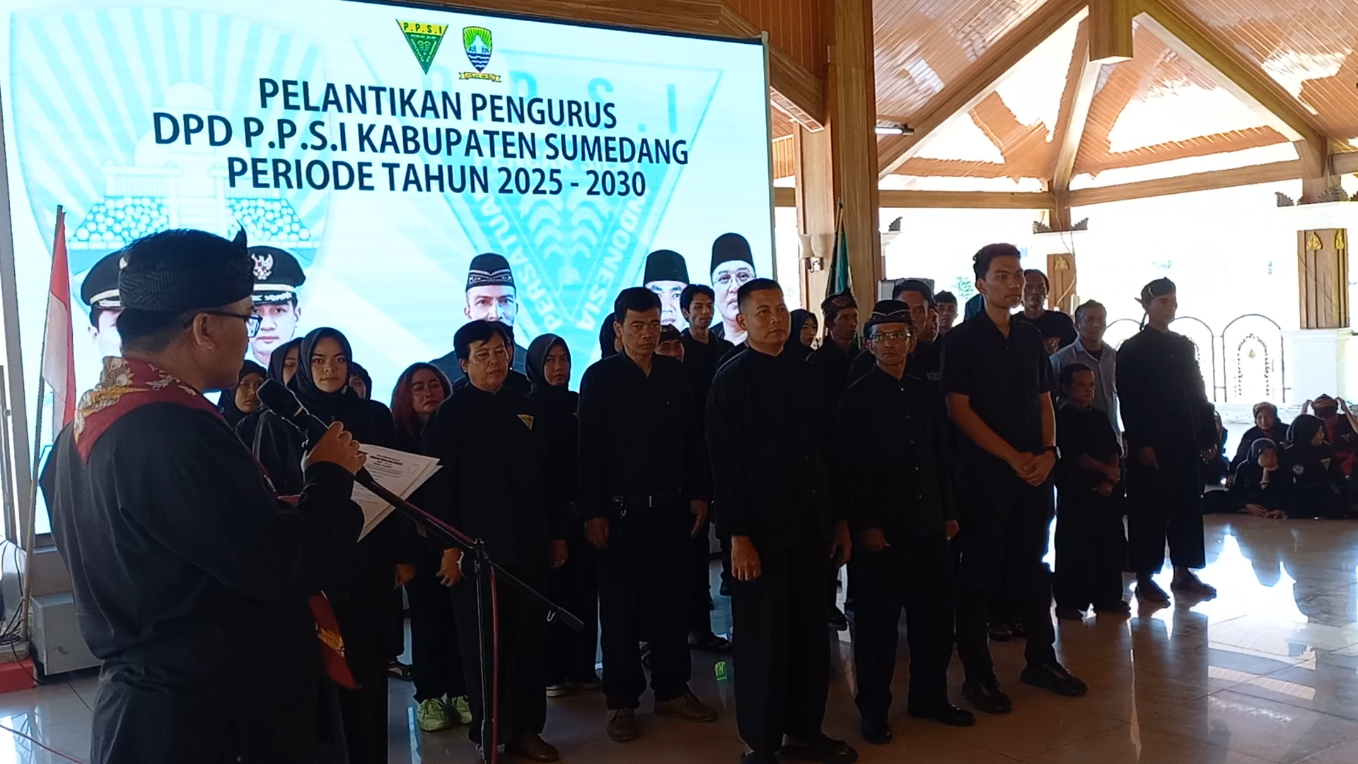 Ketua Umum Dewan Pimpinan Wilayah (DPW) Persatuan Pencak Silat Indonesia (PPSI) Jawa Barat, Dadang Hermansyah, secara resmi melantik pengurus Dewan Pimpinan Daerah (DPD) PPSI Kabupaten Sumedang masa bakti 2025–2030, dalam suasana khidmat dan penuh semangat kebudayaan di Pendopo PPS Sumedang, Minggu (12/10/2025).