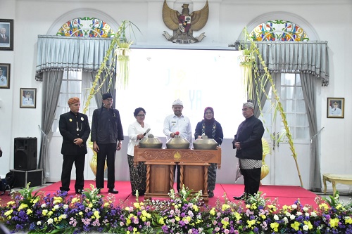 Bupati Sumedang H. Dony Ahmad Munir secara resmi membuka Jabar Etno Festival (JEF) 2025 di Gedung Negara Sumedang, Senin (3/11/2025). Kegiatan yang mengusung tema “Menjalin Tradisi, Menginspirasi Generasi” ini menjadi ajang revitalisasi Warisan Budaya Takbenda (WBTB) Indonesia di wilayah Jawa Barat.