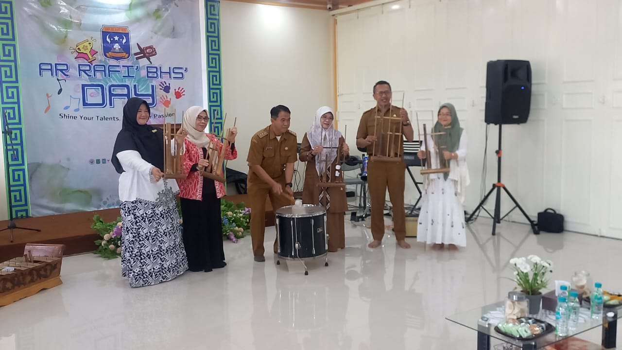 SMP Ar Rafi’ BHS menggelar kegiatan Ar Rafi’ BHS Day 2025 dengan tema “Shine Your Talents, Show Your Passion”. Berbagai lomba digelar untuk menyalurkan bakat dan minat siswa, mulai dari lomba menggambar, cerdas cermat, solo religi, story telling, Musabaqah Hifdzil Qur’an (MHQ), hingga turnamen basket.