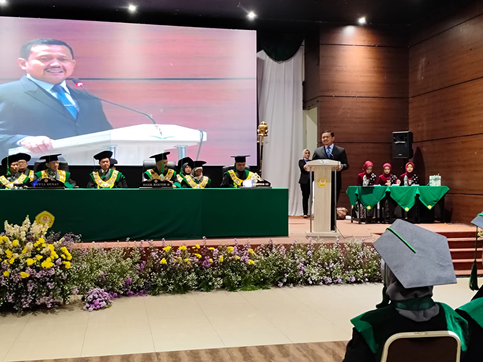 Bupati Sumedang H. Dony Ahmad Munir memberikan pesan mendalam kepada para wisudawan Universitas Sebelas April (UNSAP) dan STAI Sebelas April Sumedang dalam Wisuda Ke-43 yang digelar di Graha Asia Plaza Sumedang, Rabu (5/11/2025).
