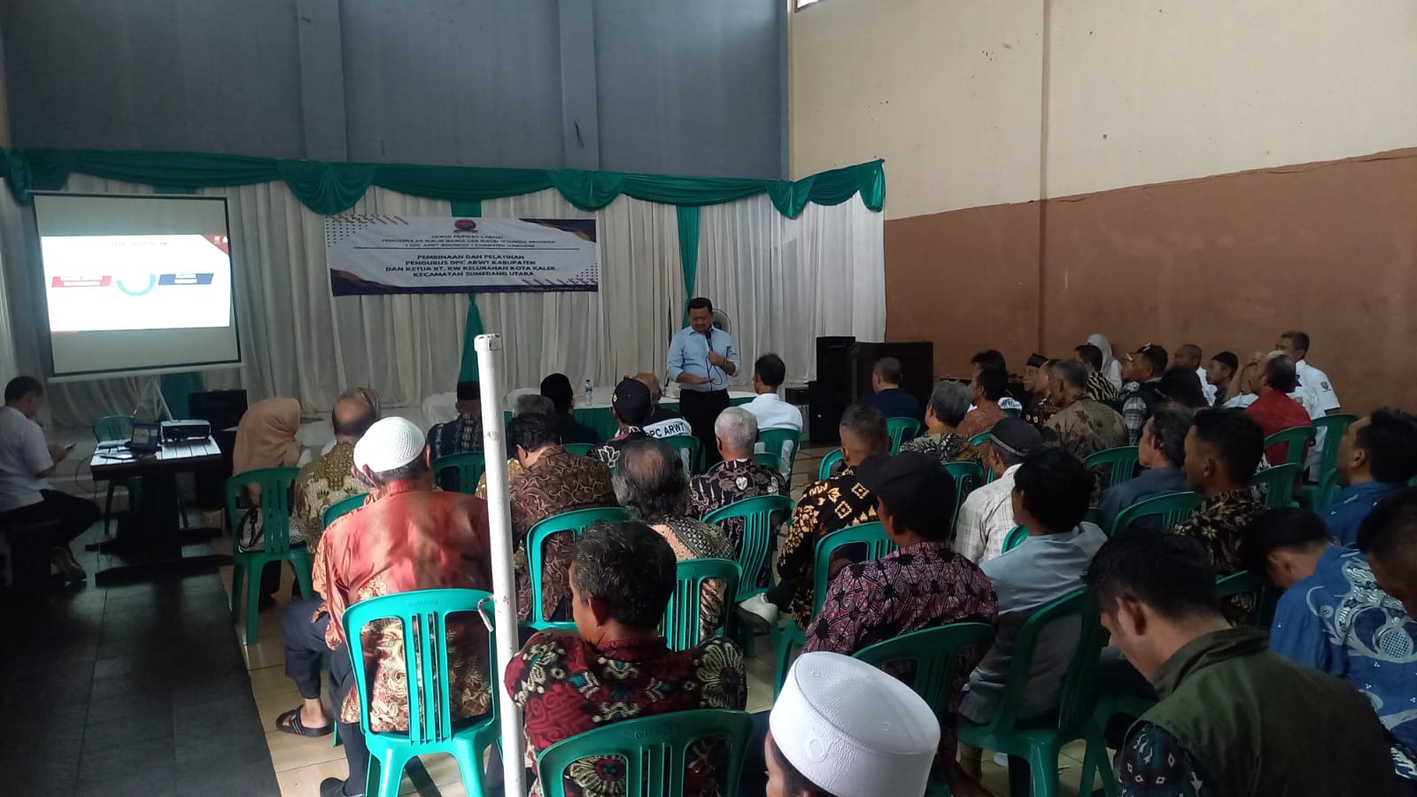 Bupati Sumedang H. Dony Ahmad Munir memberikan sambutan dan pengarahan dalam kegiatan Pembinaan dan Pelatihan Pengurus DPC Asosiasi Rukun Warga dan Tetangga (ARWT) Kabupaten Sumedang bersama para Ketua RT dan RW Kelurahan Kotakaler, Kecamatan Sumedang Utara, Rabu (05/11/2025).