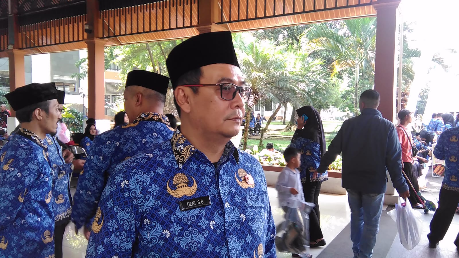 Kabid Bina Marga Dinas PUTR Sumedang, Deni Syafarat Sugandhi, Pekerjaan ditargetkan rampung menjelang Natal dan Tahun Baru untuk meningkatkan kenyamanan dan keamanan mobilitas masyarakat.