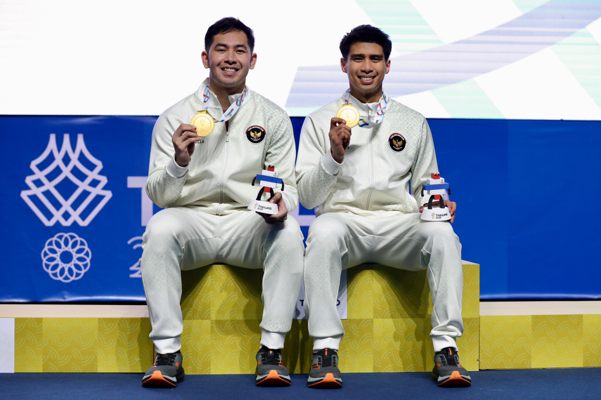 Nama Sabar Karyaman Gutama, atau yang akrab disapa Iboy, kini terpatri kuat dalam deretan atlet bulutangkis berprestasi Indonesia. Pada ajang SEA Games Thailand ke-33, pebulutangkis asal Kabupaten Sumedang ini tampil gemilang dan menjadi bagian penting keberhasilan kontingen Merah Putih meraih dua medali emas, masing-masing dari nomor beregu putra dan ganda putra.