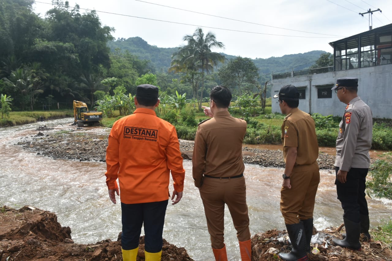 Wakil Bupati Sumedang M. Fajar Aldila bersama Kepala BPBD Kabupaten Sumedang Bambang Rianto dan jajaran meninjau langsung kondisi Sungai Cileuleuy di perbatasan Desa Cipameungpeuk dan Desa Margamekar, Senin (15/12/2025).